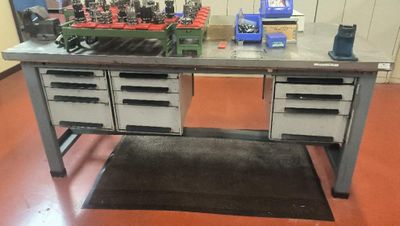 un établi avec de nombreux outils