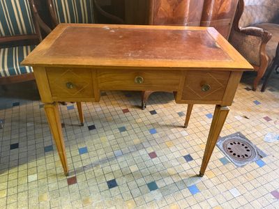 une petite table en bois surmontée de deux tiroirs