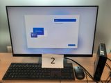 un écran d'ordinateur avec un clavier et une souris posés sur un bureau
