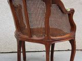 une chaise en bois posée sur le trottoir