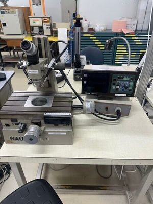 une machine posée sur une table dans une pièce