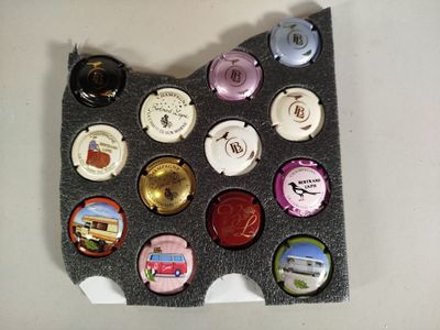 une photo d'une photo d'un porte-cupcakes fabriqué à partir d'aimants