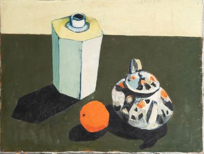 un tableau représentant une théière et une orange posées sur une table