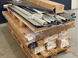 une palette sur laquelle sont empilés divers objets métalliques