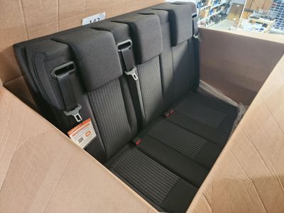 une boîte en carton contenant quatre sièges