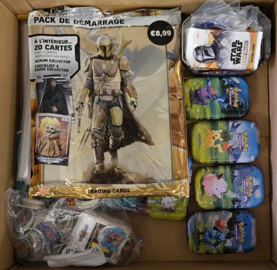 La boîte est remplie de figurines Star Wars et d'autres objets