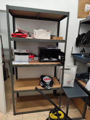 une pièce dans laquelle se trouve une étagère sur laquelle sont posés de nombreux objets
