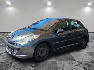 la voiture argentée est garée dans le garage sur le sol en damier