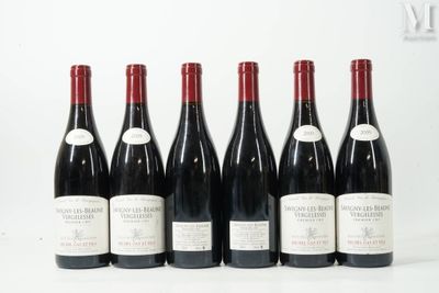 six bouteilles de vin sont alignées dans une rangée