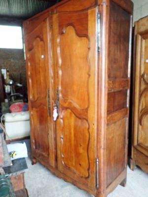 Armoire en noyer ouvrant à deux ventaux , penderie, corniche…