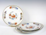deux assiettes à motifs floraux posées sur une surface blanche