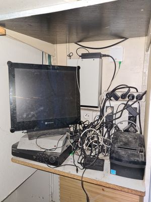 Y32 : Système de vidéo surveillance (2 écrans+ 3 caméras+ 1 …