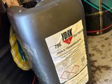 une bouteille de liquide posée par terre à côté d'un vélo