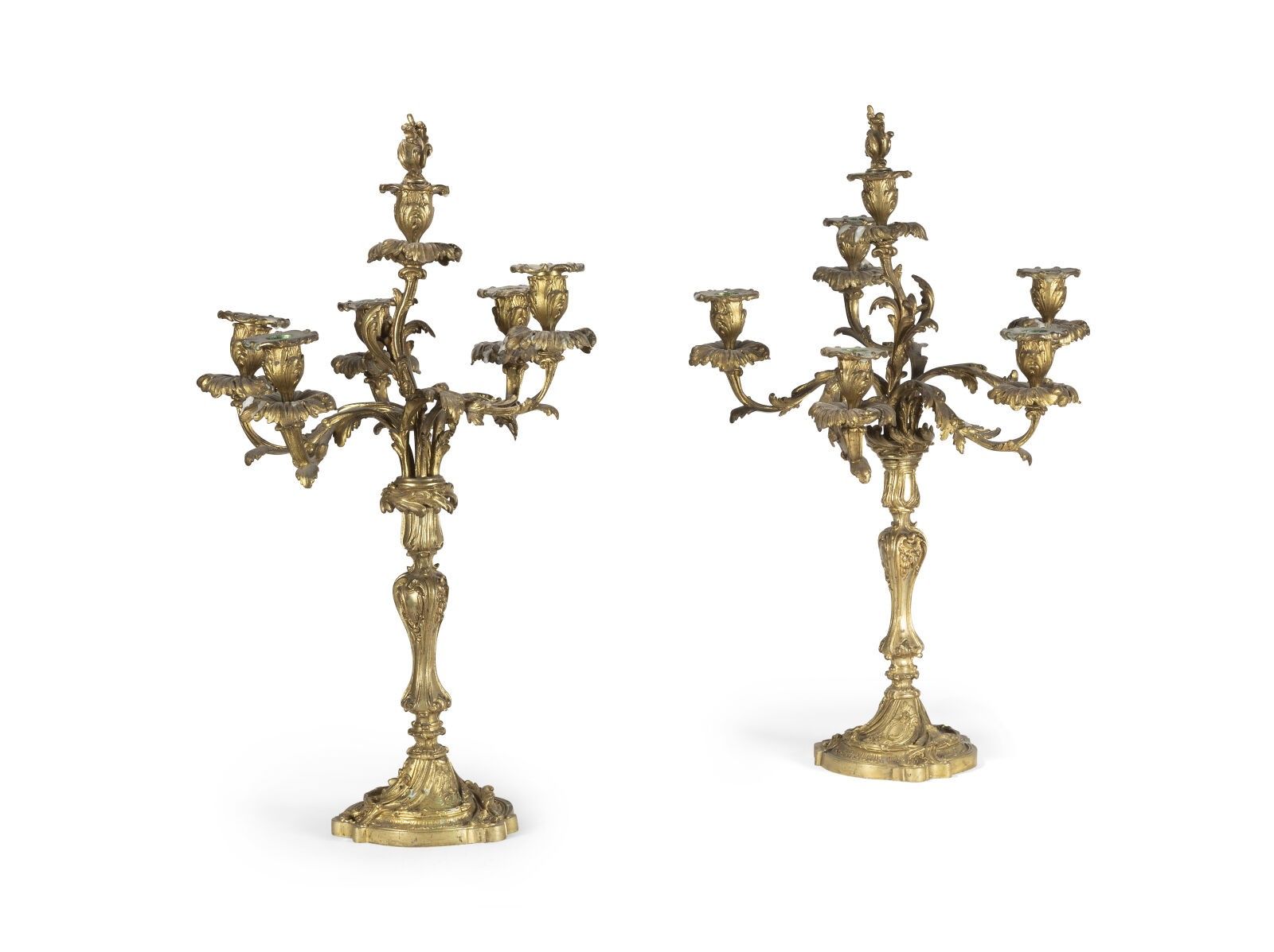 PAIRE DE CANDÉLABRES EN BRONZE DORÉ