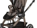 un gros plan d'une poussette avec un bébé dedans