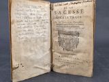 un vieux livre écrit posé sur une table