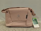un gros plan d'un sac à main rose posé sur une surface rayée