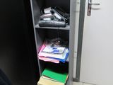 une bibliothèque noire sur laquelle sont posés tout un tas de livres