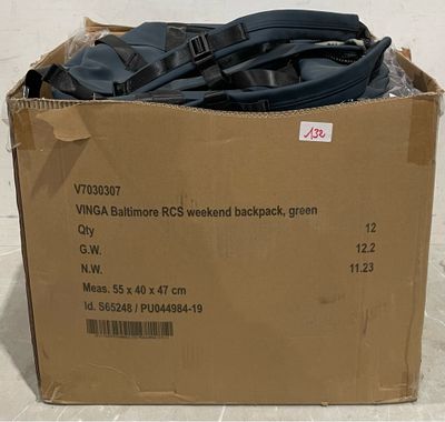 une boîte contenant des bagages posée par terre
