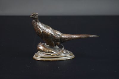 une statue représentant un oiseau perché sur une table