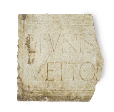 un vieux bloc de pierre sur lequel est inscrit « c'est Vetto »
