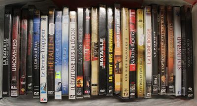 beaucoup de DVD dans une boîte posée sur la table