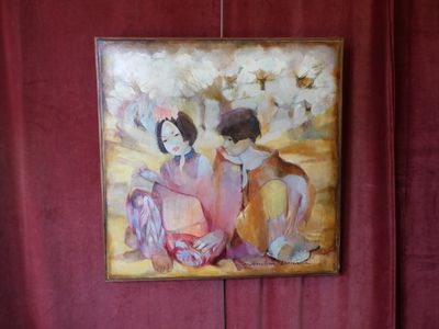 un tableau représentant deux femmes assises sur un canapé rouge