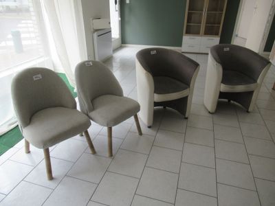 trois chaises placées au milieu d'une pièce