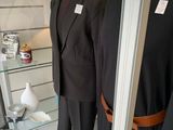 trois costumes exposés dans une vitrine