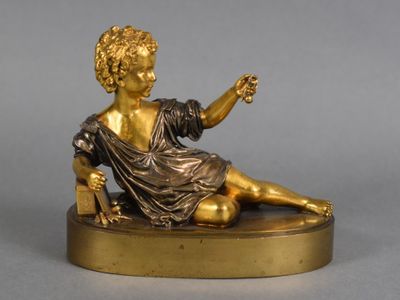 figurine en bronze représentant un garçon assis sur un socle