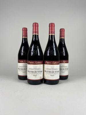 trois bouteilles de vin rouge posées sur une table