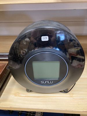 une horloge posée sur une étagère dans un magasin