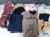 une pile de vêtements posée sur une table