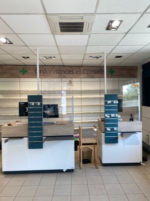 un comptoir blanc et bleu dans un magasin équipé d'une caisse