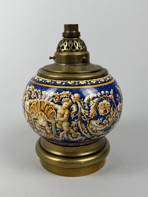 une image représentant un vase bleu et or posé sur une table