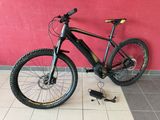 un vélo posé par terre près d'un mur