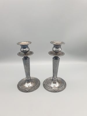 paire de chandeliers en métal argenté sur fond blanc