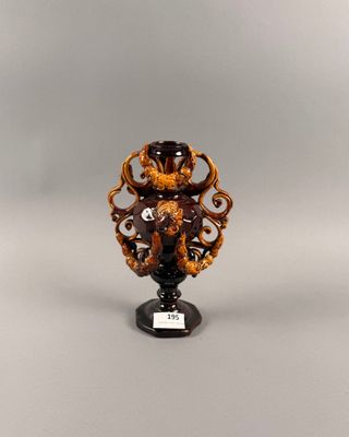 Bouquetière en faïence émaillée brun et ocre à riche décor d…