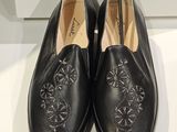 louis vuitt black leather slippers with flower detail