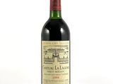 une bouteille de vin posée sur une table