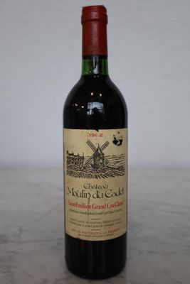 Une bouteille de Château Moulin du Cadet Saint-Emilion GCC 1…