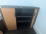 une armoire et une armoire à tiroirs dans une pièce