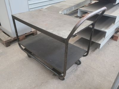 une image représentant une table sur laquelle se trouve une étagère