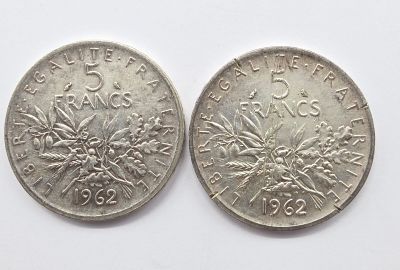 deux dollars canadiens en argent, dont l'un représente une feuille d'érable et l'autre une feuille d'érable