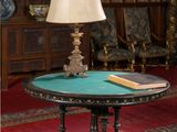 une table sur laquelle se trouvent une lampe et un livre