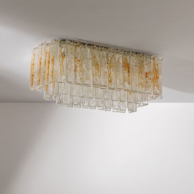 un lustre suspendu au plafond d'une pièce