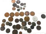 une pile de vieilles pièces de monnaie sur une surface blanche