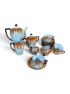 un ensemble de théières et de tasses posées sur une table