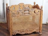 un lit en bois recouvert de rotin dans une chambre