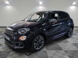 un SUV Fiat noir garé sur un sol à damier dans un showroom